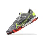 Chuteira Futsal Nike React Gato IC Elite - Cinza/Verde e Vermelho.