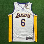 NBA Los Angeles Lakers LeBron James #6 - Jogador Silk - Branco/ Gola V