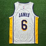 NBA Los Angeles Lakers LeBron James #6 - Jogador Silk - Branco/ Gola V