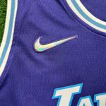 Camisa NBA Lakers #24 Bryant City Edition Purple - 23/24 75 Anos - Roxa
