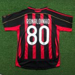 Camisa Retrô AC Milan Home I 06/07 - Vermelha/Preta - Gola Preta - Detalhe Dourado - Ronaldinho #80