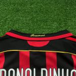 Camisa Retrô AC Milan Home I 06/07 - Vermelha/Preta - Gola Preta - Detalhe Dourado - Ronaldinho #80