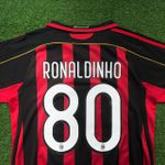 Camisa Retrô AC Milan Home I 06/07 - Vermelha/Preta - Gola Preta - Detalhe Dourado - Ronaldinho #80
