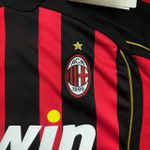 Camisa Retrô AC Milan Home I 06/07 - Vermelha/Preta - Gola Preta - Detalhe Dourado - Ronaldinho #80