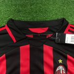 Camisa Retrô AC Milan Home I 06/07 - Vermelha/Preta - Gola Preta - Detalhe Dourado - Ronaldinho #80