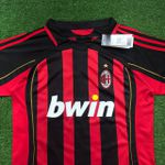 Camisa Retrô AC Milan Home I 06/07 - Vermelha/Preta - Gola Preta - Detalhe Dourado - Ronaldinho #80