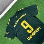 Camisa Retrô Bayern de Munique Edição Especial 21/22 – Lewandowski #9 – Torcedor Masculina