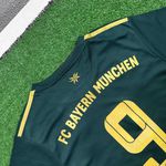 Camisa Retrô Bayern de Munique Edição Especial 21/22 – Lewandowski #9 – Torcedor Masculina