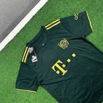 Camisa Retrô Bayern de Munique Edição Especial 21/22 – Lewandowski #9 – Torcedor Masculina