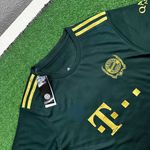 Camisa Retrô Bayern de Munique Edição Especial 21/22 – Lewandowski #9 – Torcedor Masculina