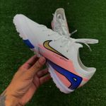 Chuteira Society Nike Air Zoom Mercurial Vapor 10 Elite (tf) – Branco/dourado/azul/rosa 