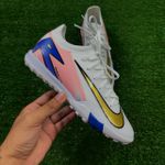 Chuteira Society Nike Air Zoom Mercurial Vapor 10 Elite (tf) – Branco/dourado/azul/rosa 