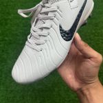 Chuteira Campo Nike Tiempo Legend 10 Elite (FG) – Rising Gem Pack