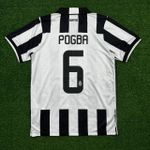 Camisa Retrô Juventus Home I 14/15 - Listrada Preta/Branca - Pogba #6 - Torcedor Masculina 