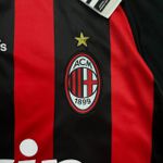 Camisa Retrô AC Milan Home I 08/09 - Ronaldinho 80 - Vermelha/Preta - Torcedor Masculina