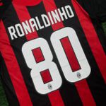 Camisa Retrô AC Milan Home I 08/09 - Ronaldinho 80 - Vermelha/Preta - Torcedor Masculina
