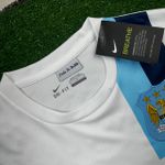 Camisa Retrô Manchester City Third III 13/14 - Branca - Kun Agüero #16 - Masculina