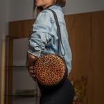 Bolsa Redonda Feminina Lisa Couro Eco Bag Transversal Onça