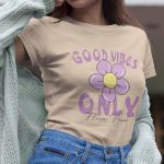 Camiseta Básica Feminina Good Vibes Only Flor 100% Algodão Premium - Caqui