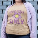 Camiseta Básica Feminina Good Vibes Only Flor 100% Algodão Premium - Caqui