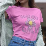 Camiseta Básica Feminina Good Vibes Only Flor 100% Algodão Premium - Rosa