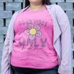 Camiseta Básica Feminina Good Vibes Only Flor 100% Algodão Premium - Rosa