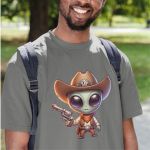 Camiseta Básica Masculina Alien Cowboy Faroeste 100% Algodão Premium - Chumbo