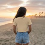 Camiseta Cropped Feminina Algodão Premium Conforto e Estilo Moderno - Caqui