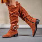 Bota Montaria Em Camurça Enrugada Cano Longo Com Zíper - Caramelo