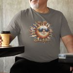 Camiseta Básica Masculina Sol Engraçado Trocadilho 100% Algodão Premium - Chumbo