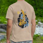 Camiseta Básica Masculina Carpa Escrito Japonês Frente e Costas 100% Algodão Premium - Caqui
