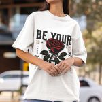 Camiseta Básica Unissex Flor Rosa Be Yourself 100% Algodão Premium - Branco