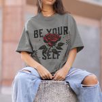 Camiseta Básica Unissex Flor Rosa Be Yourself 100% Algodão Premium - Chumbo
