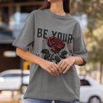 Camiseta Básica Unissex Flor Rosa Be Yourself 100% Algodão Premium - Chumbo