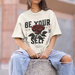 Camiseta Básica Unissex Flor Rosa Be Yourself 100% Algodão Premium - Off White