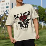 Camiseta Básica Unissex Flor Rosa Be Yourself 100% Algodão Premium - Off White