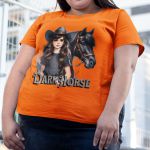 Camiseta Básica Feminina Cavalo Dark Horse Girl 100% Algodão Premium - Laranja