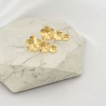 Brinco Flor Tripla Folheado Em Ouro 18k