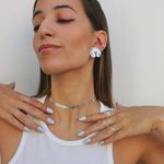 Brinco C em Chapa com Design Amassado Folheado em Prata 925
