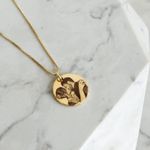 Colar Medalha M Personalizada Folheado em Ouro 18k
