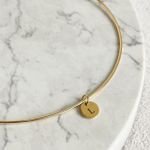 Colar Choker Aro com Medalha P Personalizada Banhada a Ouro 18k