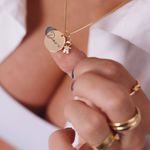 Colar Medalha M Personalizada Folheado em Ouro 18k