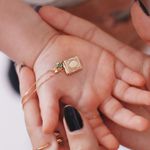 Colar Relicário Livro Personalizado com Foto Banhado a Ouro 18k