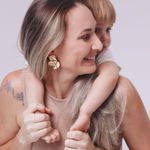 Brinco Meia Pétala Folheado em Ouro 18k
