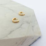 Brinco Mini Argolinha Trava Cravejada Folheado em Ouro 18k