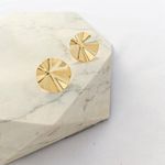 Brinco Chapa Amassada Folheado em Ouro 18k
