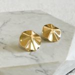 Brinco Chapa Redonda Ondulada Banhado a Ouro 18k