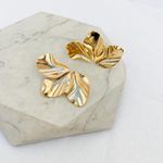 Brinco Meia Pétala Folheado em Ouro 18k