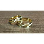 Par de Alianças Casamento Modelo Trabalhado Ouro 18k/750 5.00mm Reta Polida Com Ródio - 10056