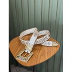 CINTO FIVELA PEDRARIA BRANCO COM APLICACAO DOURADA